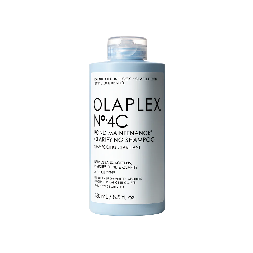 Le shampoing clarifiant Olaplex purifie les cheveux, optimise leur éclat naturel & les prépare efficacement à recevoir les bienfaits de votre routine capillaire