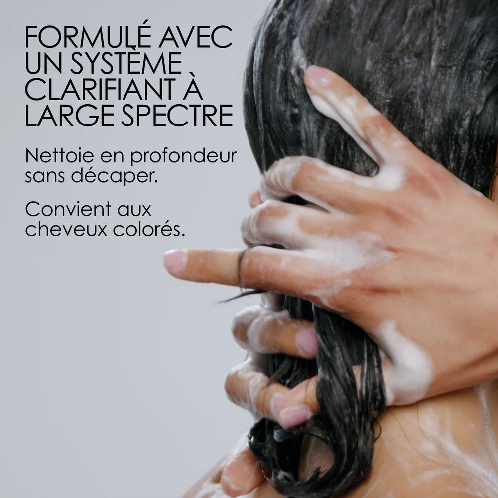 Le shampoing clarifiant Olaplex purifie les cheveux, optimise leur éclat naturel & les prépare efficacement à recevoir les bienfaits de votre routine capillaire