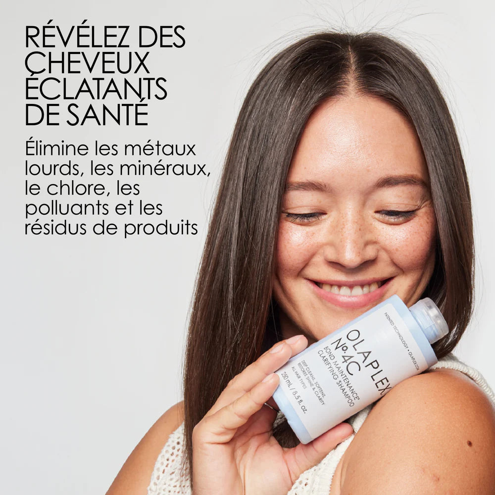 Le shampoing clarifiant Olaplex purifie les cheveux, optimise leur éclat naturel & les prépare efficacement à recevoir les bienfaits de votre routine capillaire
