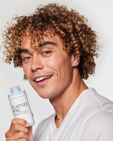 Le shampoing clarifiant Olaplex purifie les cheveux, optimise leur éclat naturel & les prépare efficacement à recevoir les bienfaits de votre routine capillaire