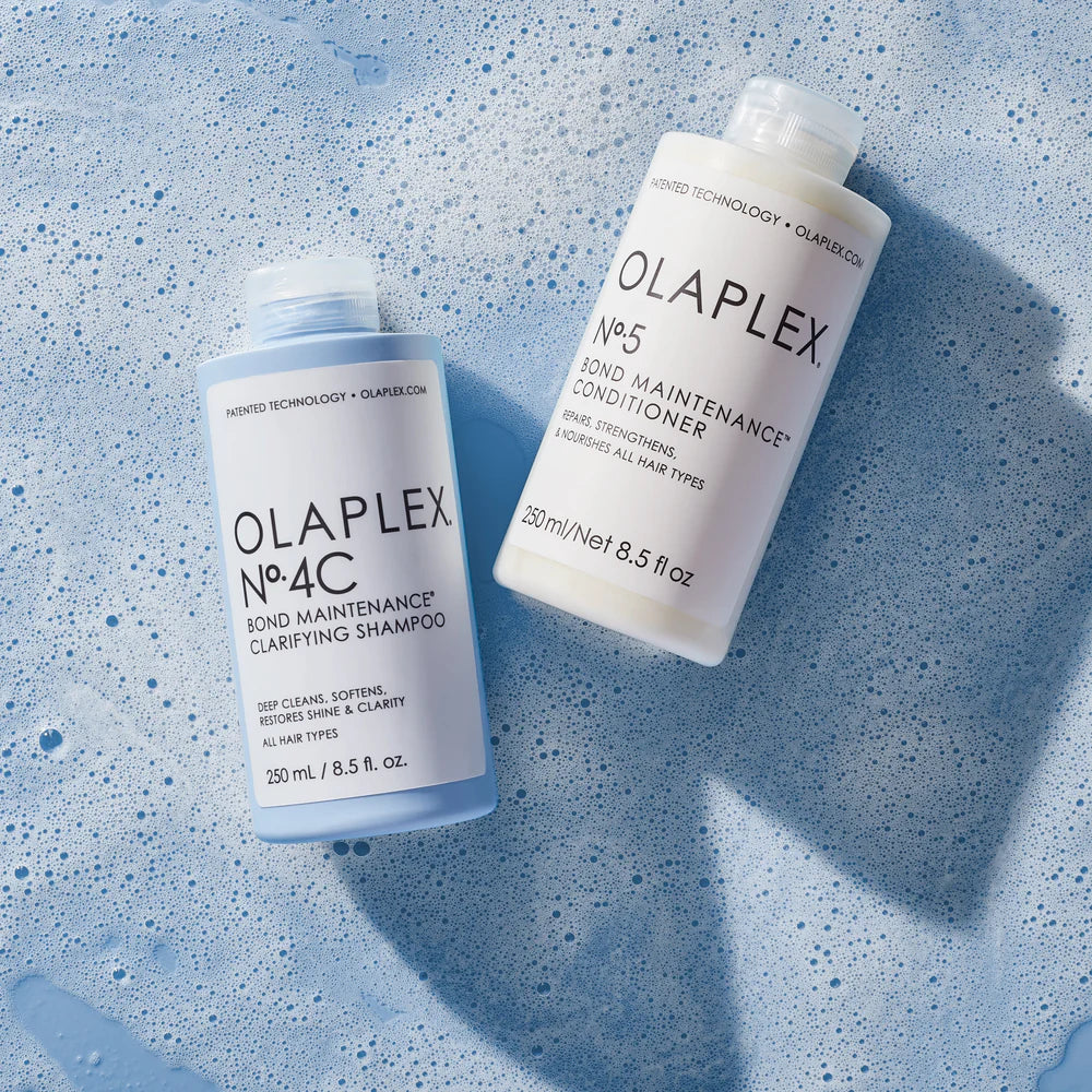 Le shampoing clarifiant Olaplex purifie les cheveux, optimise leur éclat naturel & les prépare efficacement à recevoir les bienfaits de votre routine capillaire