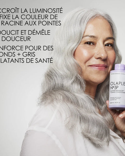 Spécialement conçu pour les cheveux blonds, gris ou méchés, le nº5P Blonde Enhancer Conditioner est enrichi de la technologie brevetée Olaplex Bond Building.