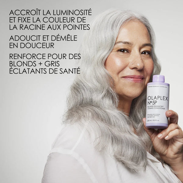 Spécialement conçu pour les cheveux blonds, gris ou méchés, le nº5P Blonde Enhancer Conditioner est enrichi de la technologie brevetée Olaplex Bond Building.