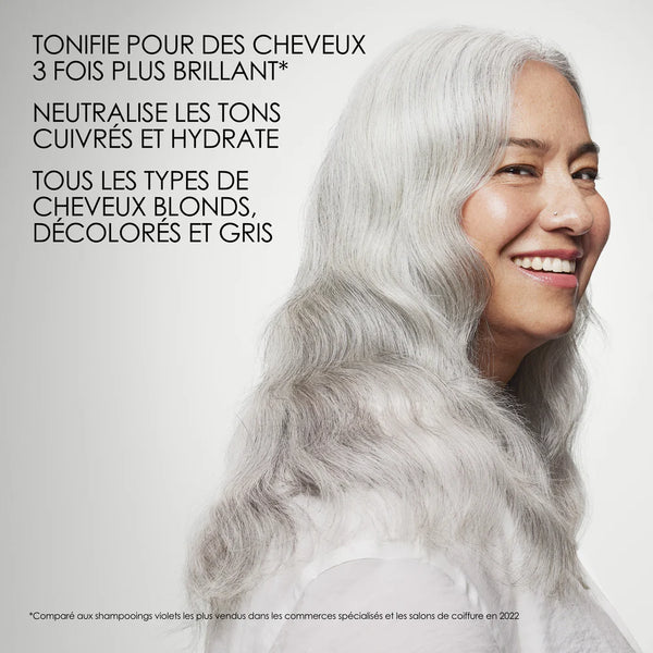 Olaplex nº4P Blonde Enhancer Toning Shampoo est un shampooing violet hautement concentré pour purifier, tonifier et réparer les cheveux blonds, décolorés / gris