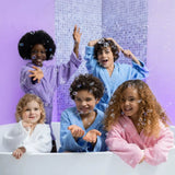 Spray démêlant sans rinçage pour enfants. Hydrate, démêle et rafraîchit les boucles sans alourdir. Dès 18 mois, sans alcool ni parfum synthétique.