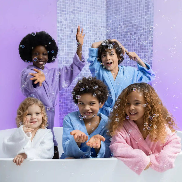 Spray démêlant sans rinçage pour enfants. Hydrate, démêle et rafraîchit les boucles sans alourdir. Dès 18 mois, sans alcool ni parfum synthétique.