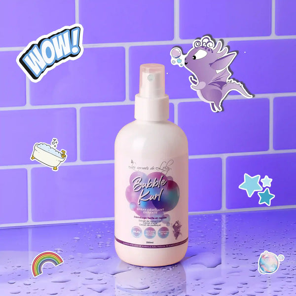 Spray démêlant sans rinçage pour enfants. Hydrate, démêle et rafraîchit les boucles sans alourdir. Dès 18 mois, sans alcool ni parfum synthétique.