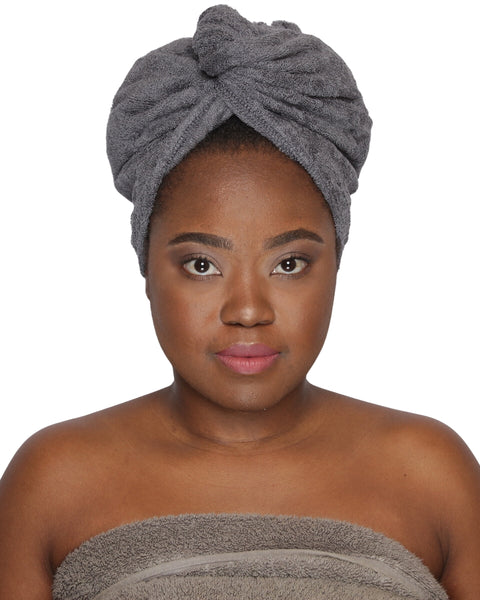 La serviette micro-fibres, un indispensable de votre routine capillaire pour sécher en douceur vos cheveux bouclés/crépus. Fabriquée à la main. Coton bio OEKO-TEX.