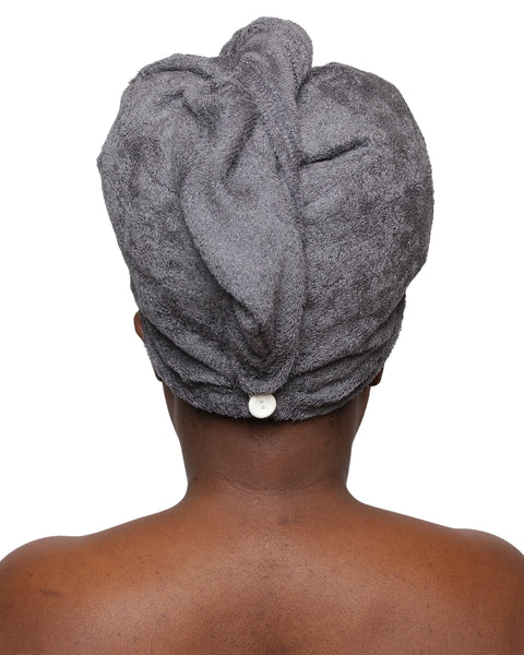 La serviette micro-fibres, un indispensable de votre routine capillaire pour sécher en douceur vos cheveux bouclés/crépus. Fabriquée à la main. Coton bio OEKO-TEX.
