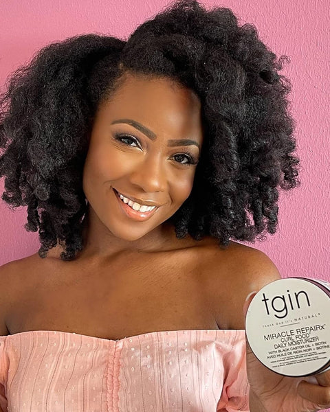 Le Curl Food de TGIN permet de nourrir, hydrater et fortifier la fibre capillaire. Il vous offre des boucles définies, souples / légères et il maîtrise les frisottis