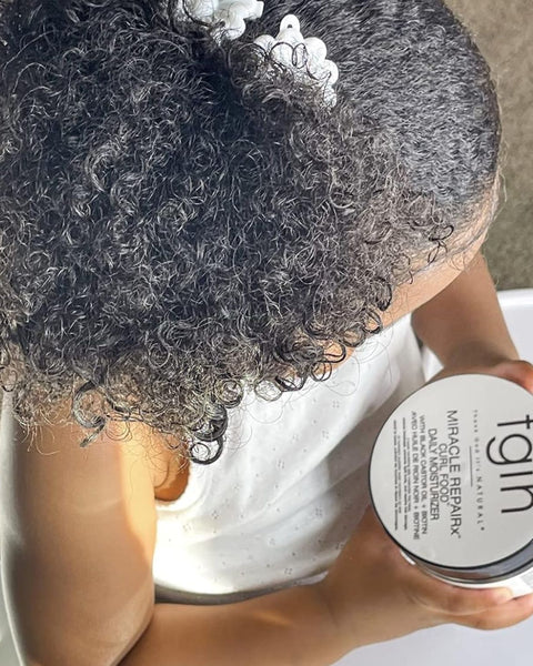 Le Curl Food de TGIN permet de nourrir, hydrater et fortifier la fibre capillaire. Il vous offre des boucles définies, souples / légères et il maîtrise les frisottis