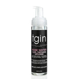 La TGIN Rose Water Curl Defining Mousse est une mousse coiffante légère, spécialement formulée pour définir les boucles tout en contrôlant les frisottis.