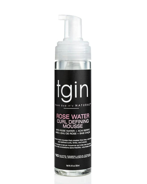 La TGIN Rose Water Curl Defining Mousse est une mousse coiffante légère, spécialement formulée pour définir les boucles tout en contrôlant les frisottis.