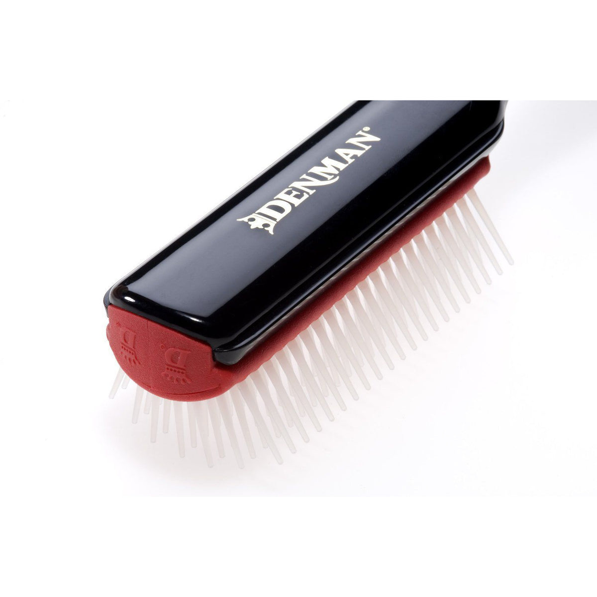 Optez pour la brosse légendaire D3 de la marque emblématique Denman. Elle offre 7 rangées de picots pour parfaitement démêler et coiffer les cheveux bouclés.