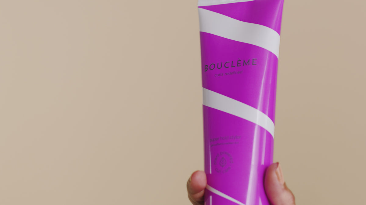 Ce gel pour cheveux bouclés à crépus aide à définir des boucles parfaites qui tiennent toute la journée, sans frisottis. Vos boucles sont brillantes et légères.