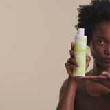 Curl Cleanser est une crème lavante non moussante qui nettoie tout en douceur vos cheveux pour des boucles parfaitement hydratées et nourries.