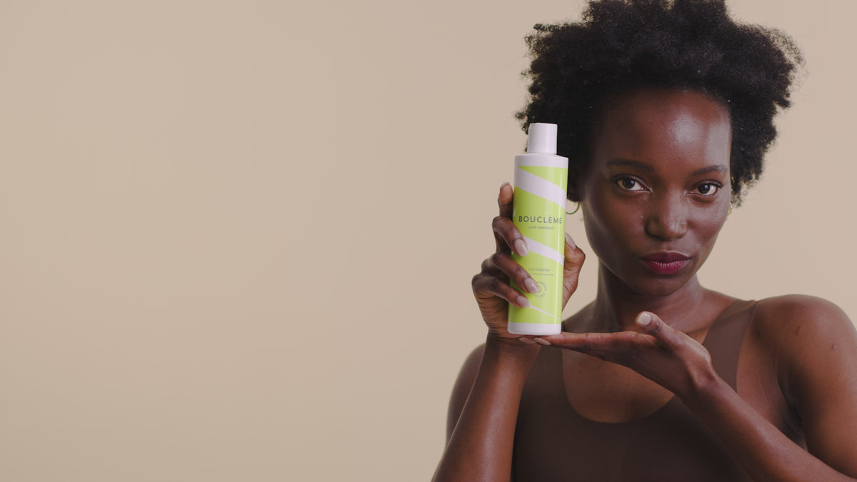 Curl Cleanser est une crème lavante non moussante qui nettoie tout en douceur vos cheveux pour des boucles parfaitement hydratées et nourries.