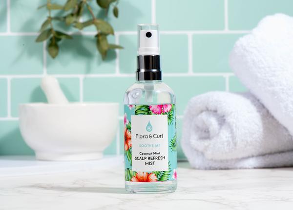 Le Coconut Mint Scalp Refresh Mist de Flora & Curl apaise votre cuir chevelu en un seul psiiit. Elle sera idéale pour les cuirs chevelus secs, squameux ou irrités.