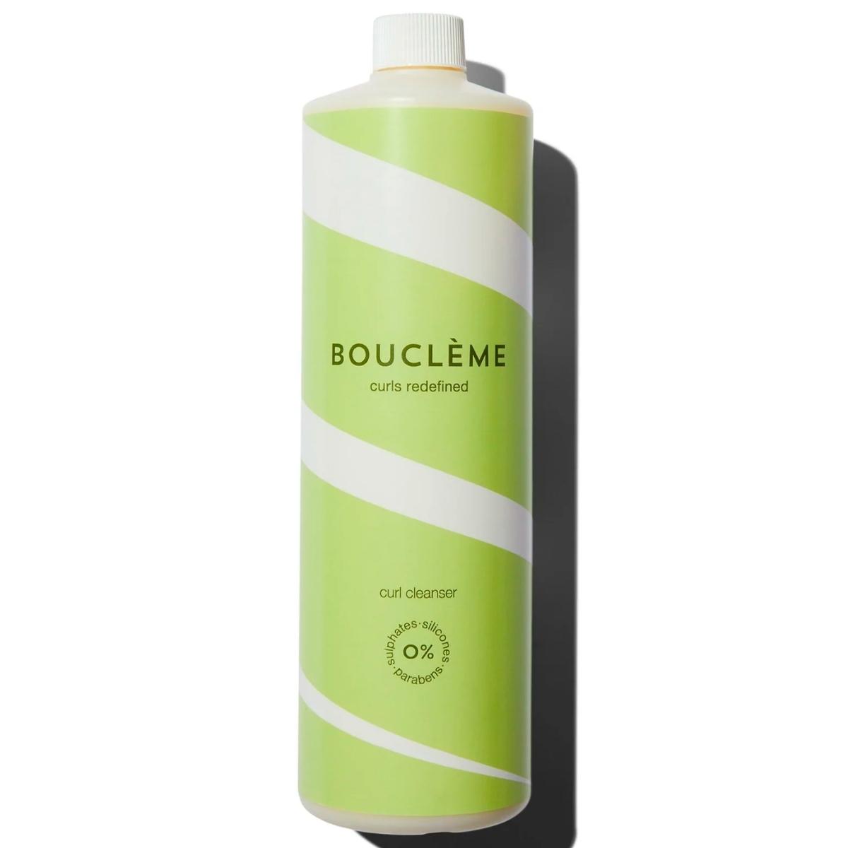 Le Curl Cleanser Bouclème en maxi format d'un litre. Crème lavante non moussante, elle nettoie tout en douceur vos cheveux en préservant au maximum leur hydratation.