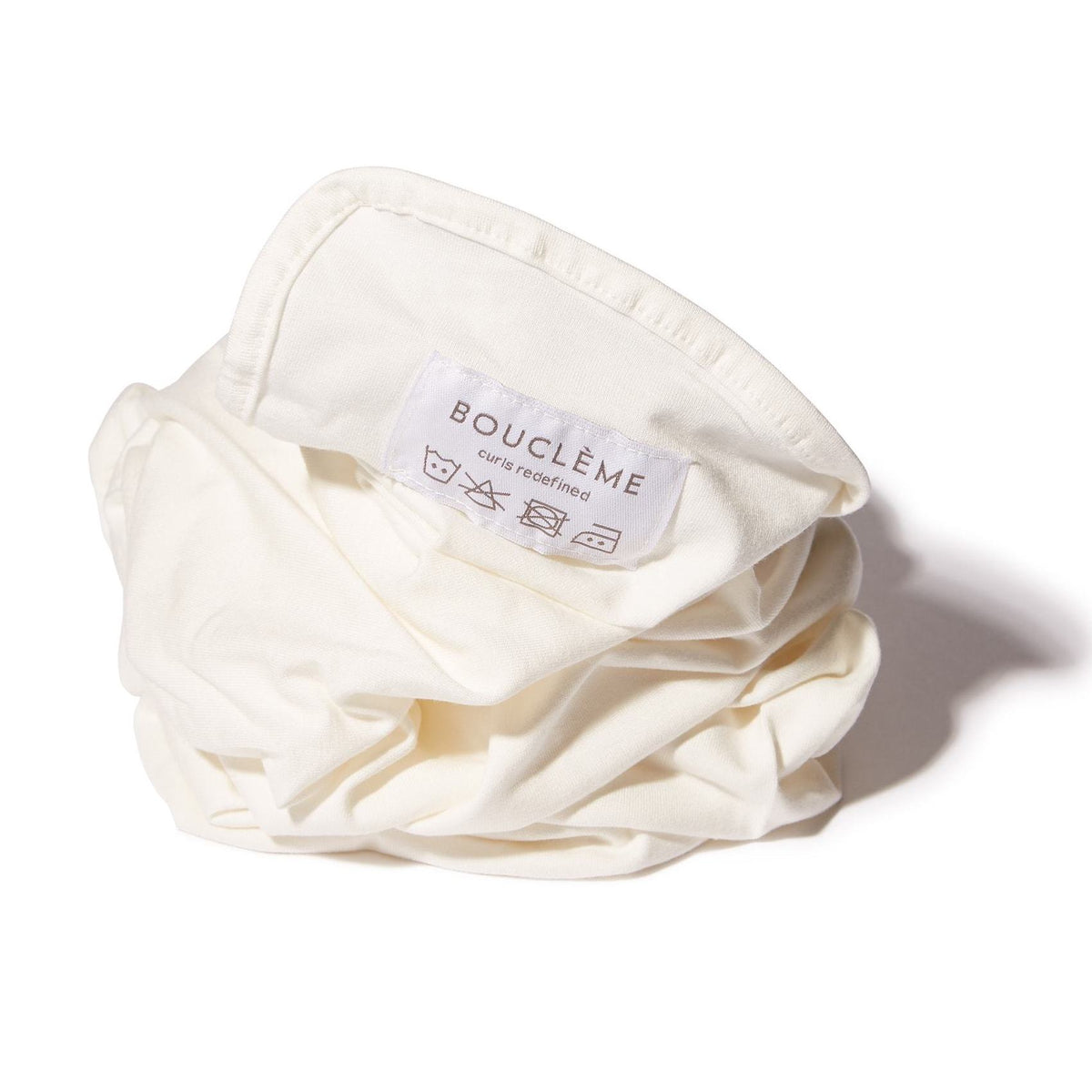  Serviette constituée de 46% de coton bio, 46% de fibres de bambou et 8% d’élasthanne. La Curl Towel absorbe l’excès d’eau des cheveux en douceur, sans les assécher.