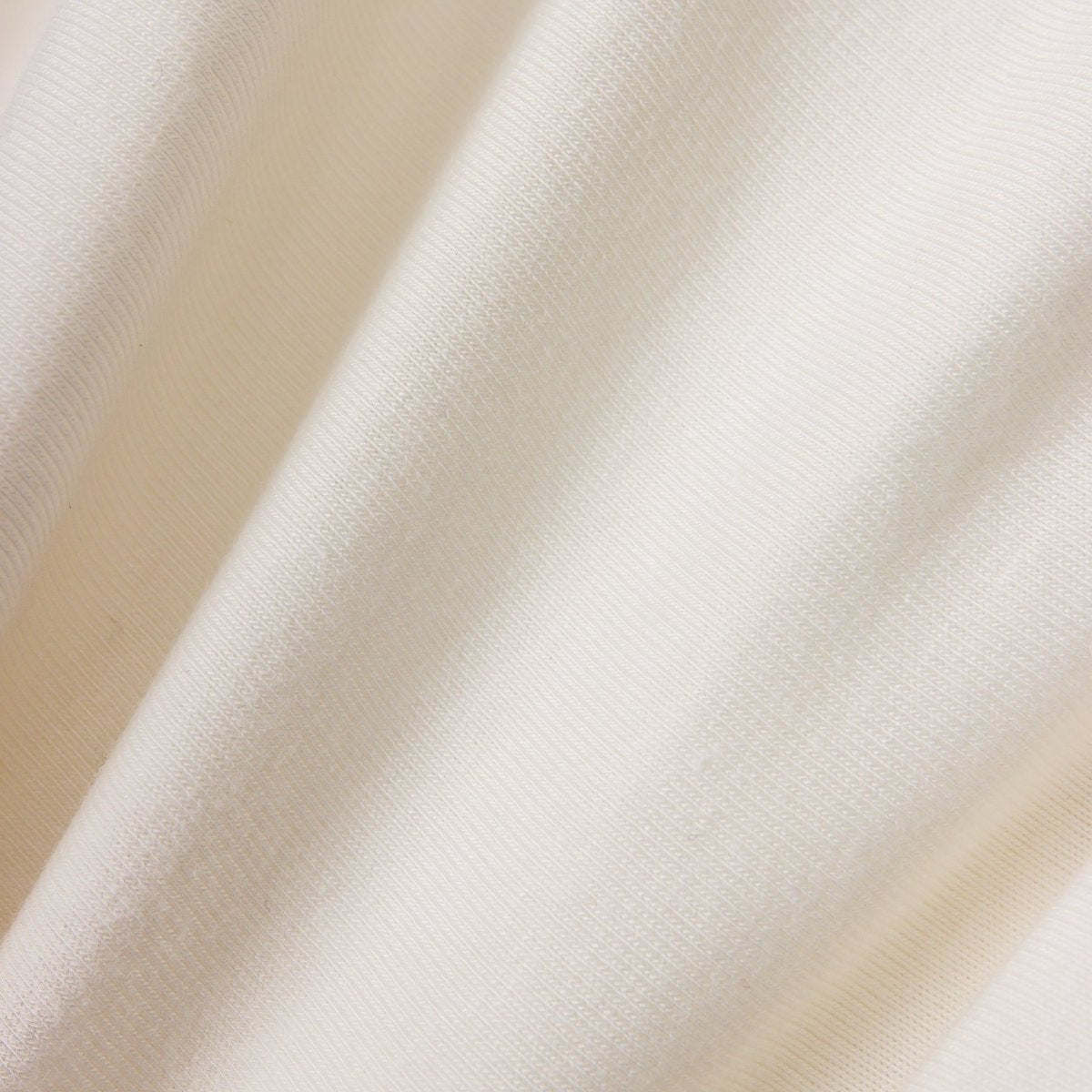 Serviette constituée de 46% de coton bio, 46% de fibres de bambou et 8% d’élasthanne. La Curl Towel absorbe l’excès d’eau des cheveux en douceur, sans les assécher.