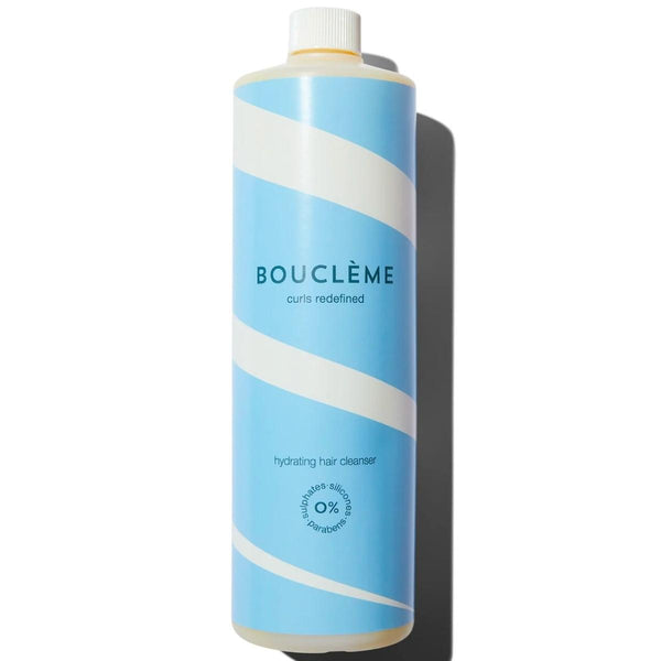 Ce shampoing mousse légèrement et convient parfaitement aux cheveux fins, ondulés à bouclés. Nettoie en maintenant l’équilibre et l’hydratation du cuir chevelu.