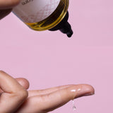 L'huile Super Growth de Capill'Care renforce les cheveux, stimule la pousse, apaise le cuir chevelu et scelle l’hydratation à l'intérieur de la fibre capillaire.