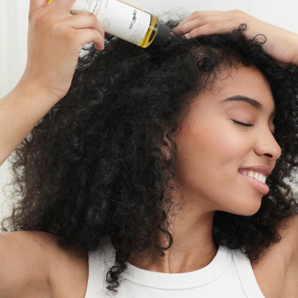 L'huile Super Growth de Capill'Care renforce les cheveux, stimule la pousse, apaise le cuir chevelu et scelle l’hydratation à l'intérieur de la fibre capillaire.