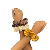 Pour vous permettre de vous coiffer facilement vos cheveux tout en profitant de la douceur du satin, Colorful Black vous propose ce lot de 3 Chouchous / Scrunchies.