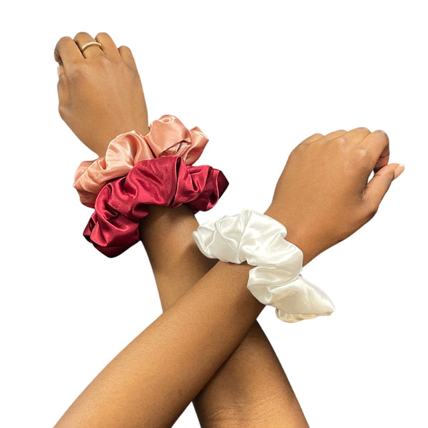 Pour vous permettre de vous coiffer facilement vos cheveux tout en profitant de la douceur du satin, Colorful Black vous propose ce lot de 3 Chouchous / Scrunchies.