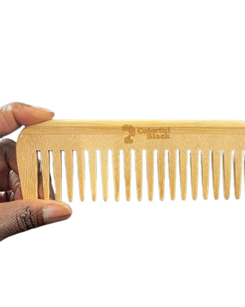 Notre Peigne à Dents Larges démêle en douceur tous les types de cheveux. Fabriqué en bois de bambou, très joli et résistant, y compris dans les pièces humides !