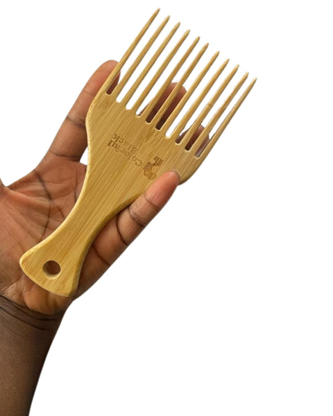Indispensable pour démêler les cheveux courts et pour créer du volume aux racines. Pour la coiffure afro ou pour la définition de boucles sur cheveux bouclés.
