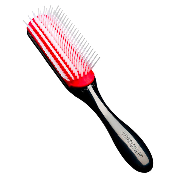 Optez pour la brosse légendaire D3 de la marque emblématique Denman. Elle offre 7 rangées de picots pour parfaitement démêler et coiffer les cheveux bouclés.