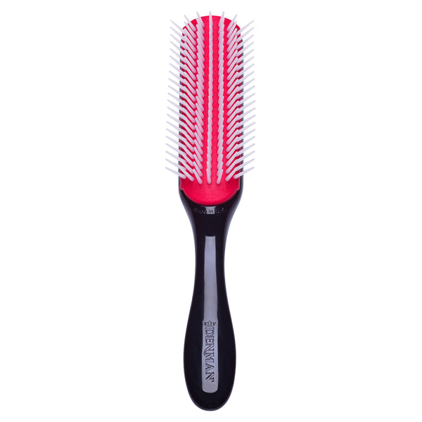 Optez pour la brosse légendaire D3 de la marque emblématique Denman. Elle offre 7 rangées de picots pour parfaitement démêler et coiffer les cheveux bouclés.