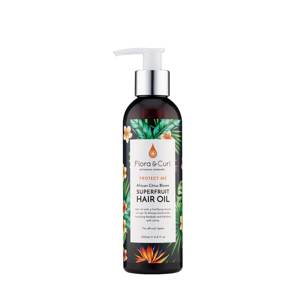 Ce concentré d'huiles pour cheveux crépus et bouclés bloque l’hydratation au cœur du cheveu. L'African Citrus Superfruit Hair Oil de Flora & Curl réduit les frisottis et protège des agressions extérieures.