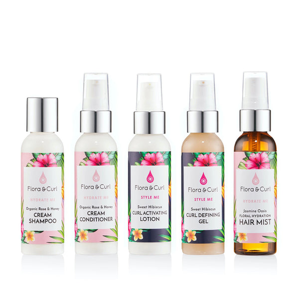 Le nouveau kit de voyage Flora & Curl comprend cinq produits indispensable en format de 75ml pour chaque flacon : shampoing, conditioner, lotion, gel et spray.