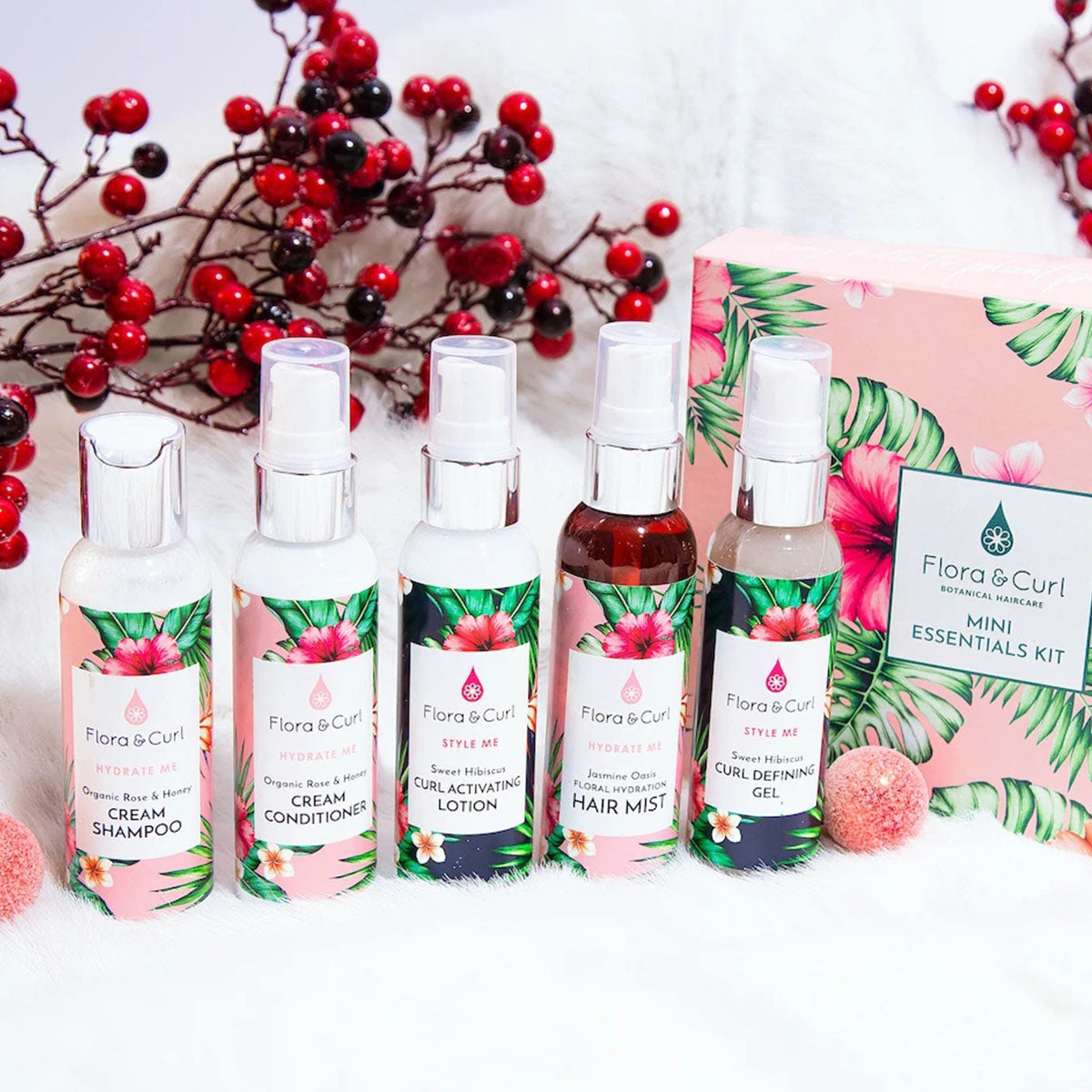 Le nouveau kit de voyage Flora & Curl comprend cinq produits indispensable en format de 75ml pour chaque flacon : shampoing, conditioner, lotion, gel et spray.