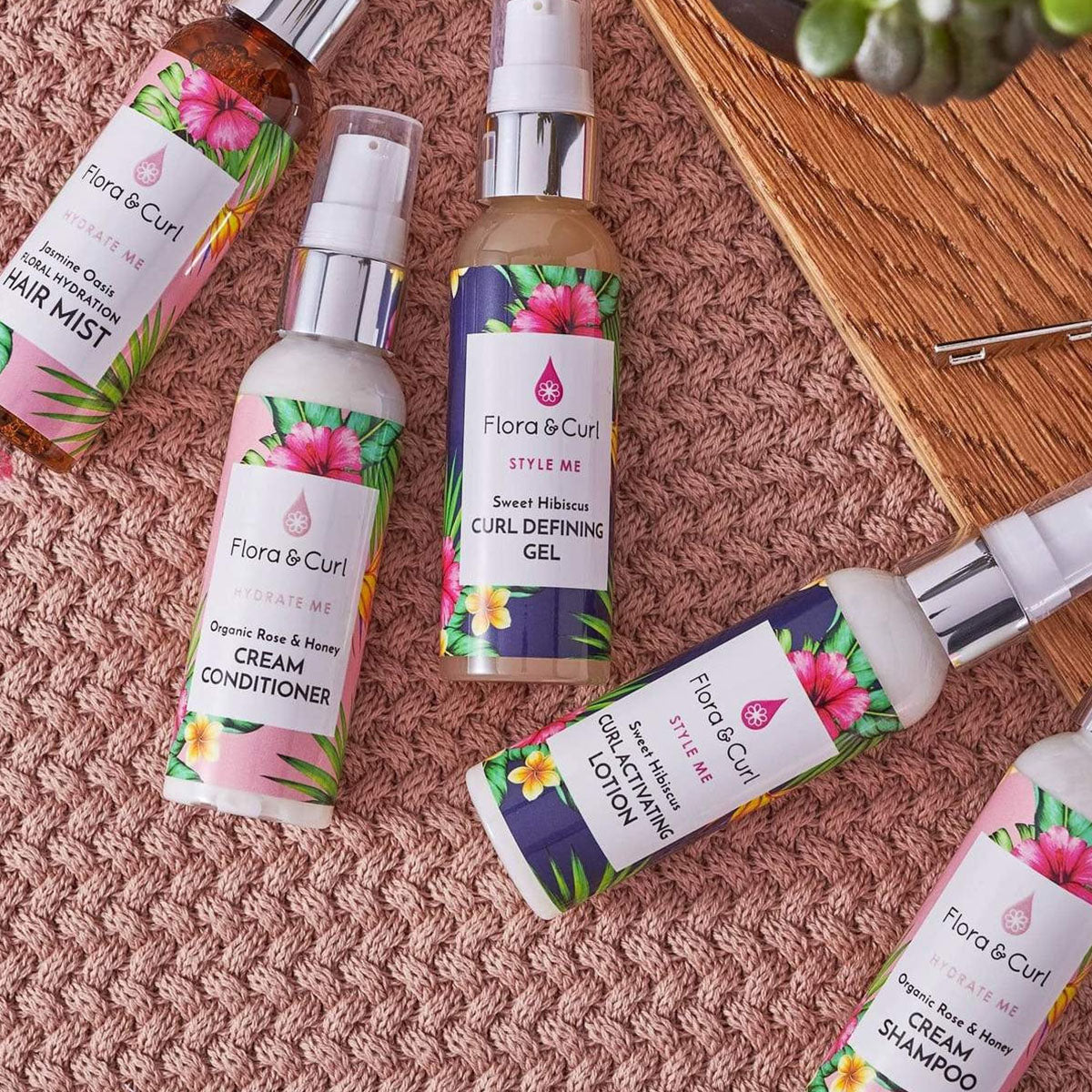 Le nouveau kit de voyage Flora & Curl comprend cinq produits indispensable en format de 75ml pour chaque flacon : shampoing, conditioner, lotion, gel et spray.