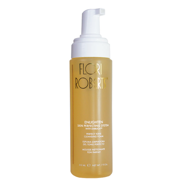 Plus légère que l'air, la mousse sans savon Enlighten de Flori Roberts contient des enzymes de papaye qui exfolient en douceur. La peau s'illumine et reste fraîche.
