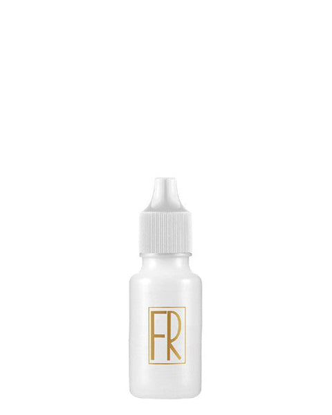 Avec le Eyeliner Sealer de Flori Roberts, faites de votre ombre à paupières votre eye-liner préféré ! Une goutte suffit pour sceller et vous offrir un look parfait.