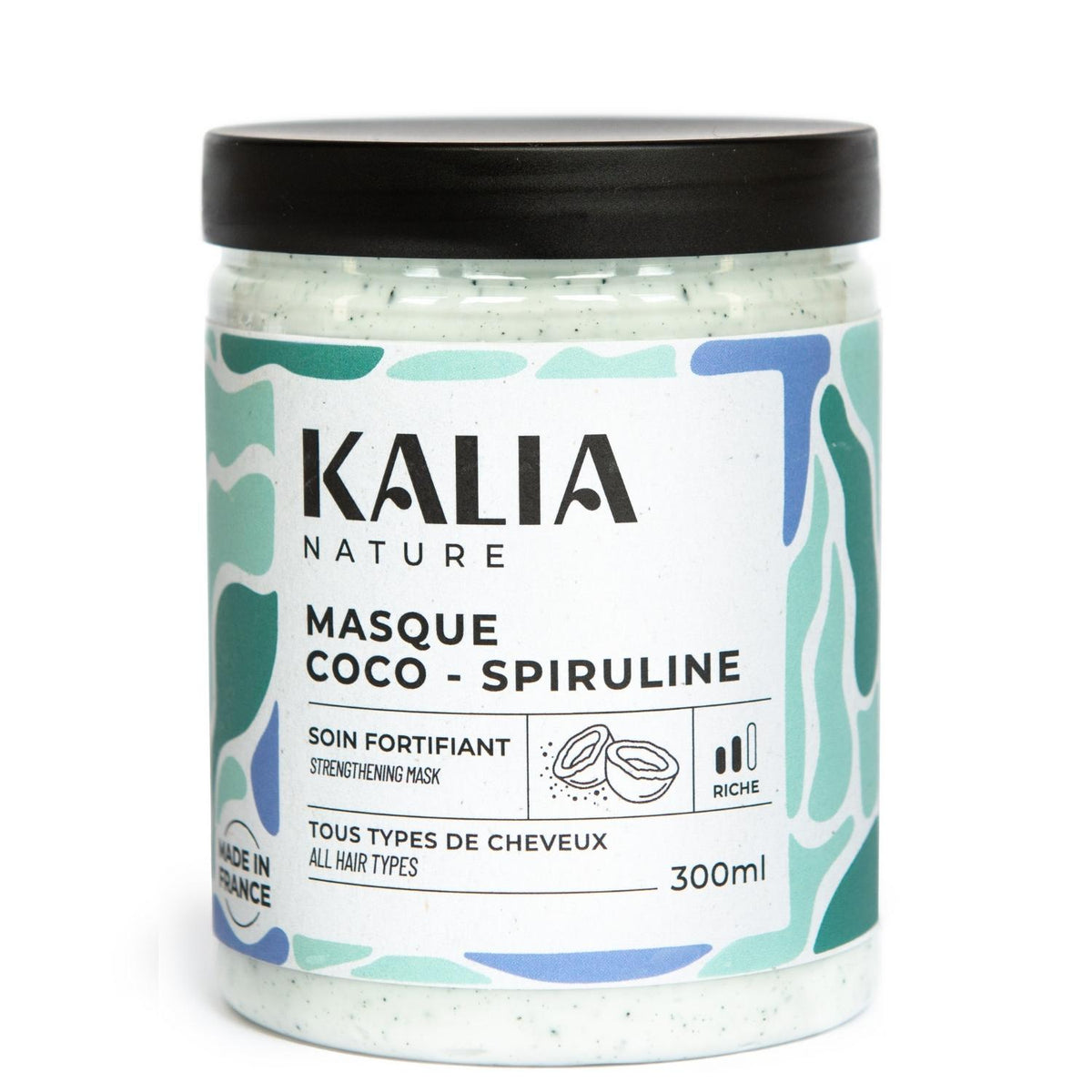 Composé de Spiruline, une algue marine fortifiante et de beurre de coco, le Masque Coco Spiruline de Kalia Nature répare et nourrit parfaitement les cheveux bouclés.