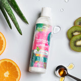Le Thirsty Kurls Leave-in Conditioner de Kurlee Belle procure une bonne hydratation et permet au peigne ou à la brosse de glisser littéralement dans vos cheveux. Avec cet après-shampoing sans rinçage le démêlage devient facile !