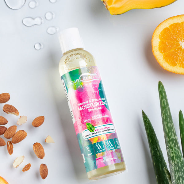 L'Almond & Shea Butter Moisturizing Shampoo de Kurlee Belle nettoie parfaitement les cheveux et le cuir chevelu sans les dessécher, sans ôter les huiles naturelles indispensables.