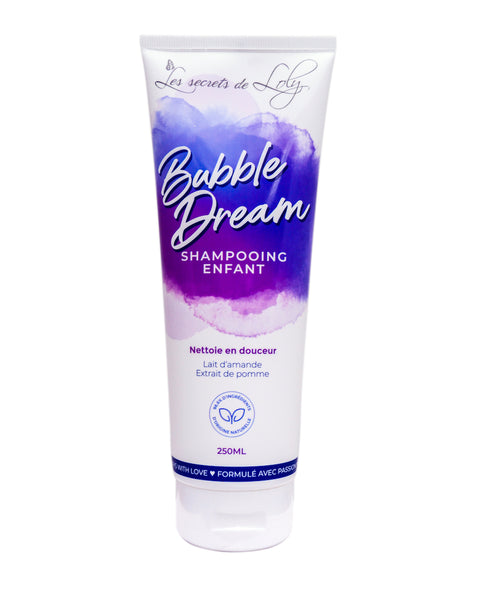 La marque Les Secrets de Loly a confectionné une gamme pour les enfants dans laquelle on retrouve le Bubble Dream. Ce shampoing doux permet de nettoyer les impuretés en douceur tout en assouplissant les cheveux grâce à une formule comprenant de la pomme et du lait d’amande.