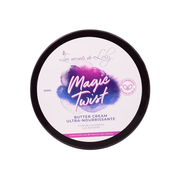 La marque Les Secrets de Loly a confectionné une gamme pour les enfants dans laquelle on retrouve la Magic Twist qui hydrate et nourrit les cheveux de votre enfant et permet une meilleure tenue des coiffures. Cette crème coiffante convient aux cheveux crépus et bouclés.