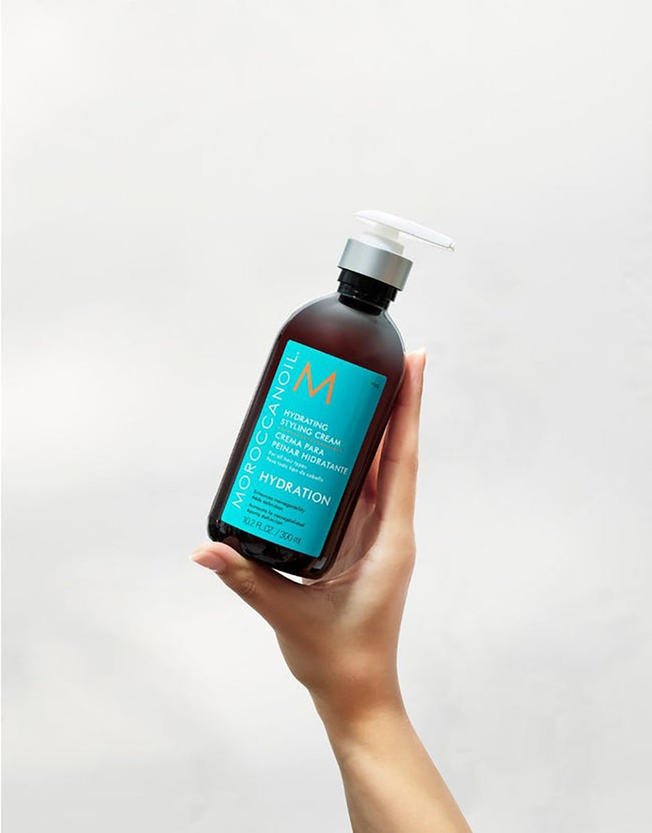 La Hydrating Styling Cream de Moroccanoil fait des miracles sur cheveux épais et/ou très secs. Cette crème coiffante définie un mouvement naturel tout en hydratant.