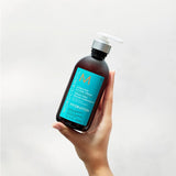 La Hydrating Styling Cream de Moroccanoil fait des miracles sur cheveux épais et/ou très secs. Cette crème coiffante définie un mouvement naturel tout en hydratant.