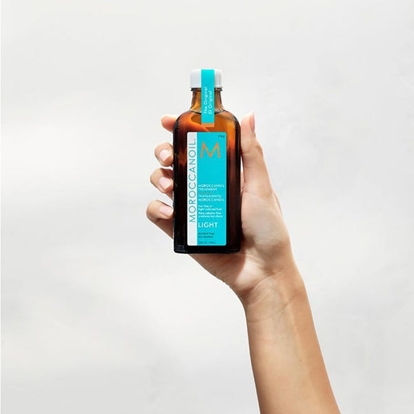 Avec ce soin original Moroccanoil, les cheveux les plus fins profitent d'une efficacité exceptionnelle sans alourdir. En quelques gouttes, vos cheveux sont réparés !