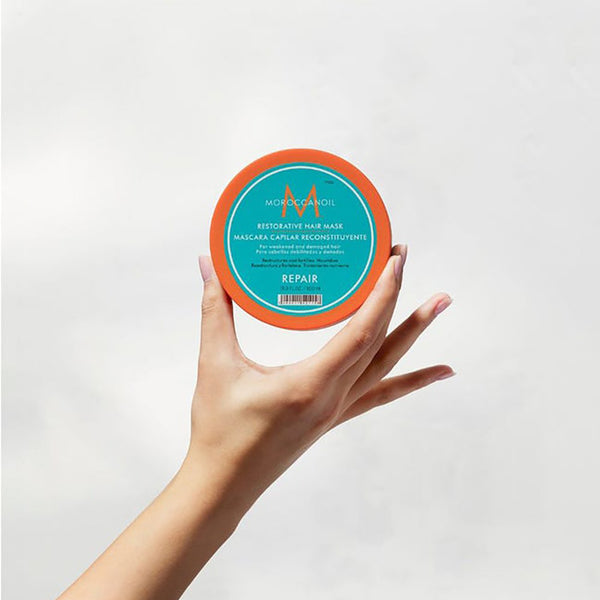 iche en protéines et en huile d’argan, le Restorative Hair Mask de Moroccanoil traite les cheveux les plus abimés. C'est un soin rapide et terriblement efficace !