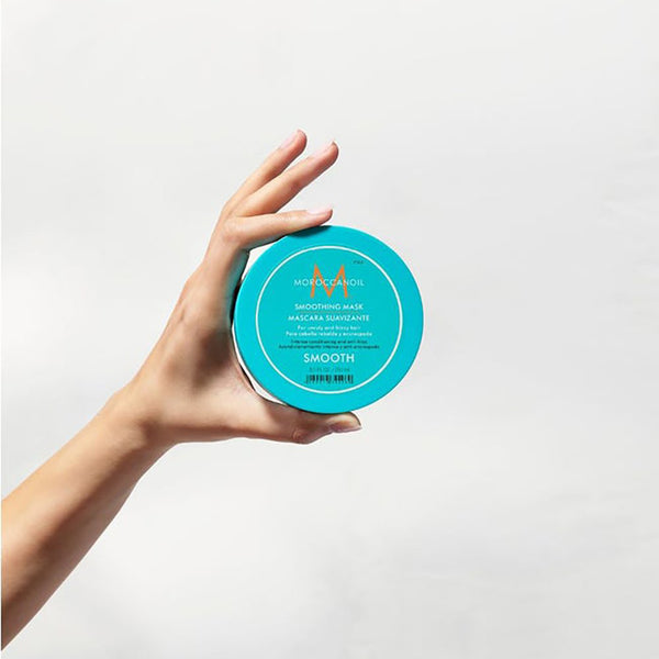 Le Smoothing Mask de Moroccanoil est spécifiquement formulé pour les cheveux dits rebelles et les frisottis. Il lisse, hydrate en profondeur et nourrit intensément.